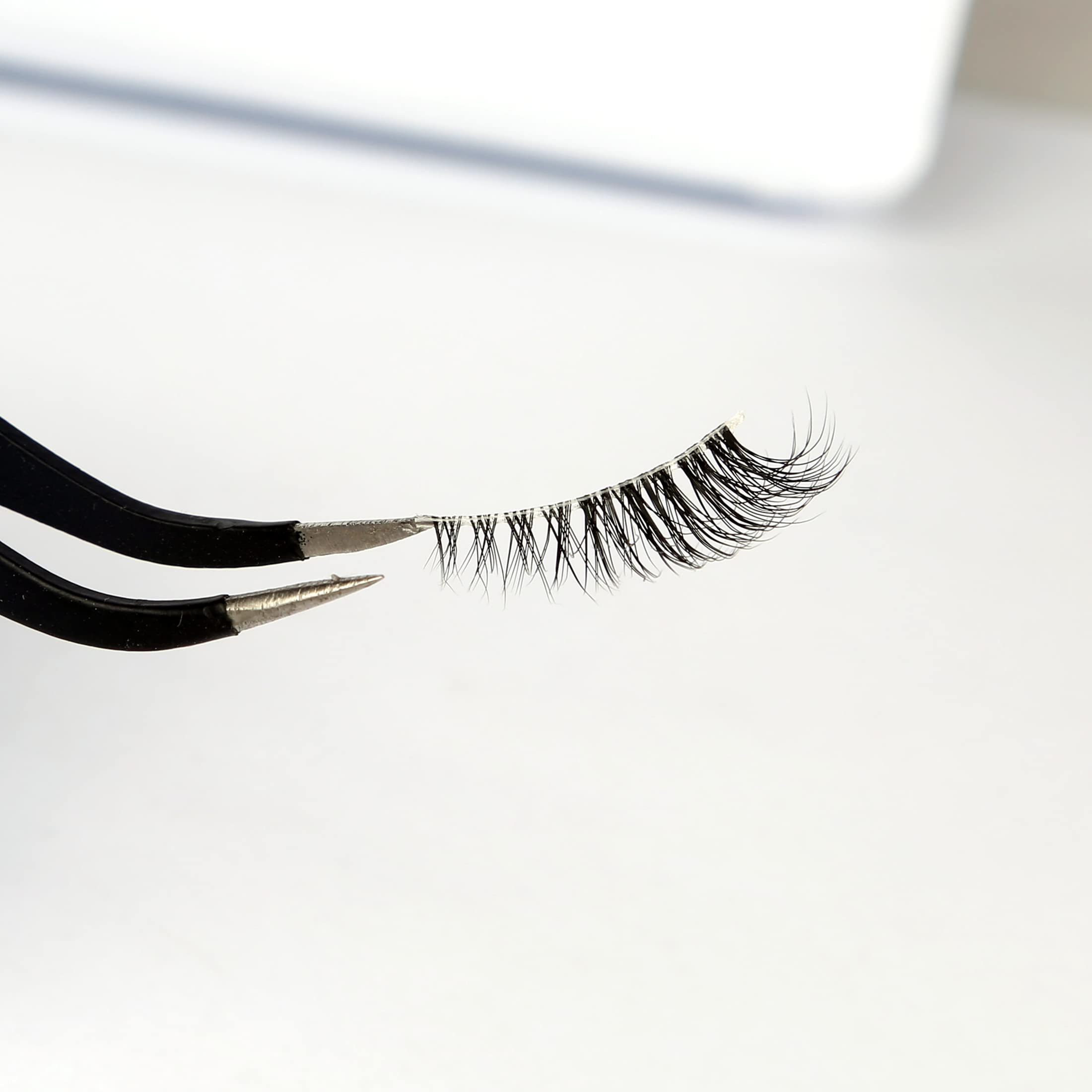 Pooplunch invisible thin band delivers a seamless lash look.