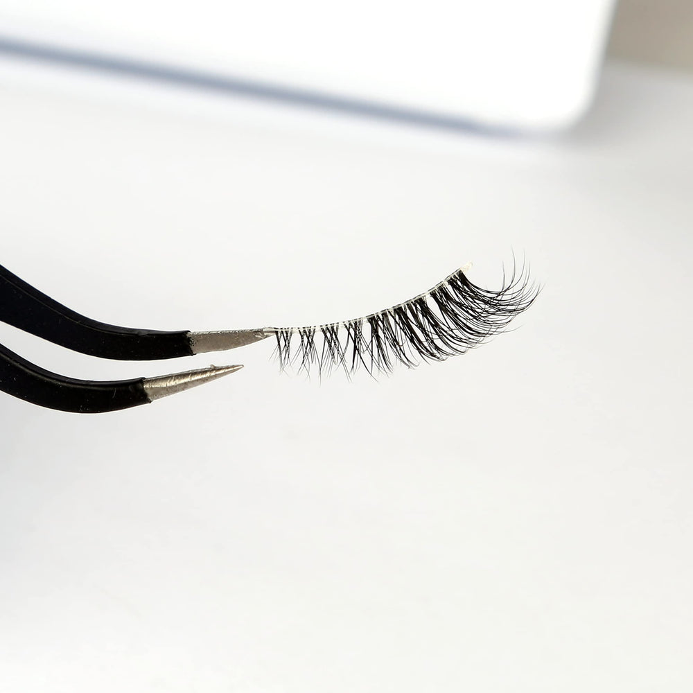 Pooplunch invisible thin band delivers a seamless lash look.