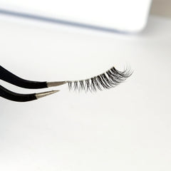 Pooplunch invisible thin band delivers a seamless lash look.