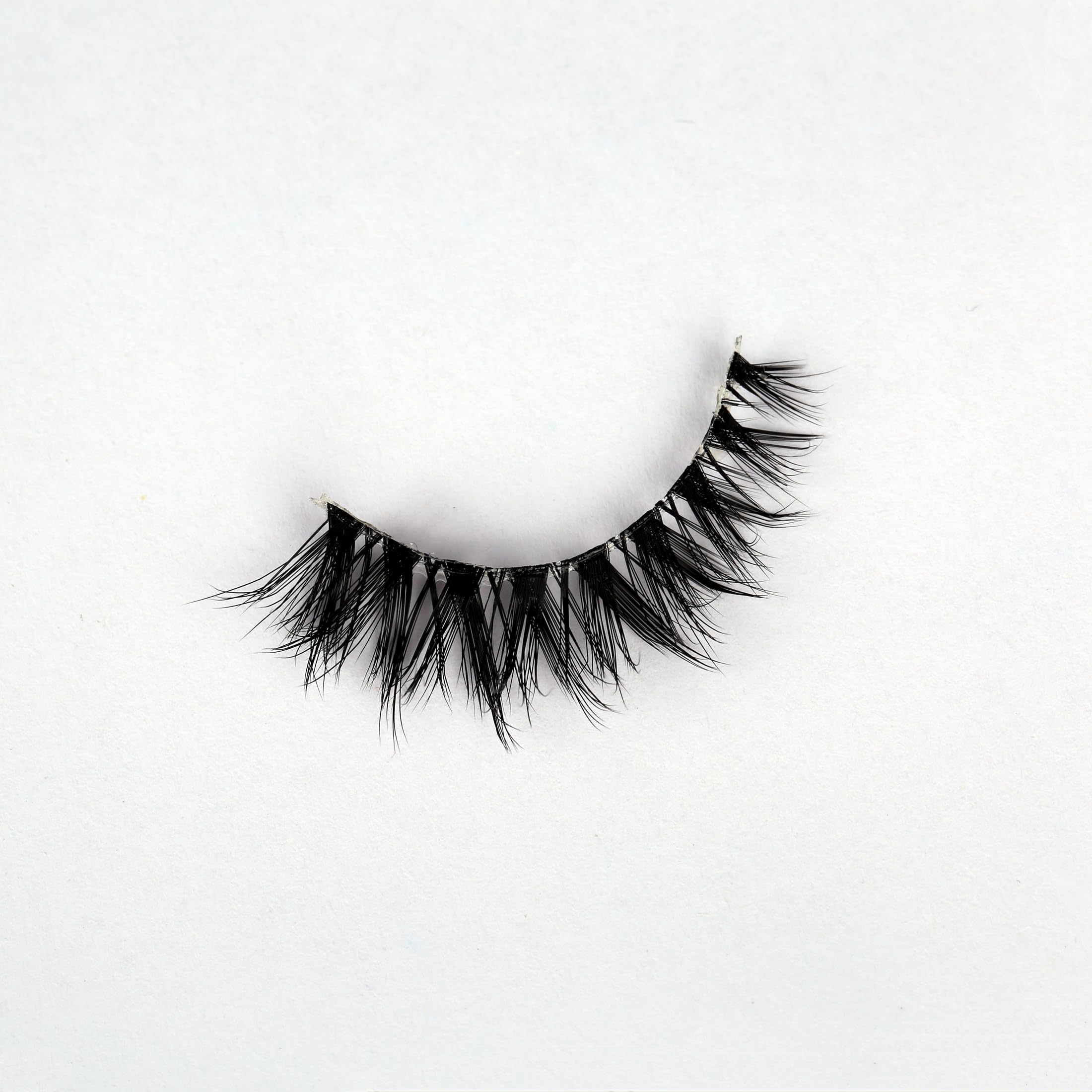 Pooplunch vegan cruelty-free faux mink lashes for a luxurious feel.