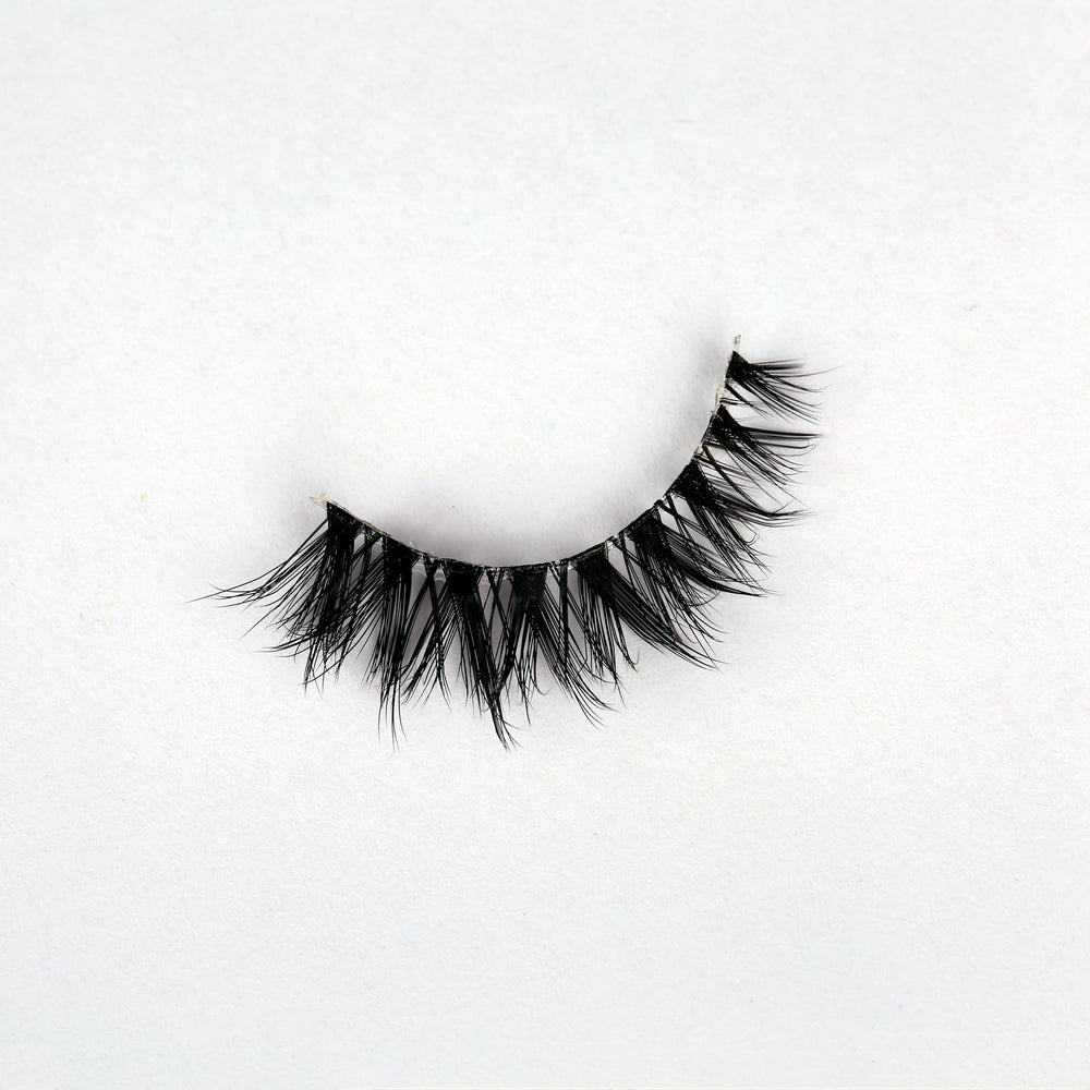 Pooplunch vegan cruelty-free faux mink lashes for a luxurious feel.