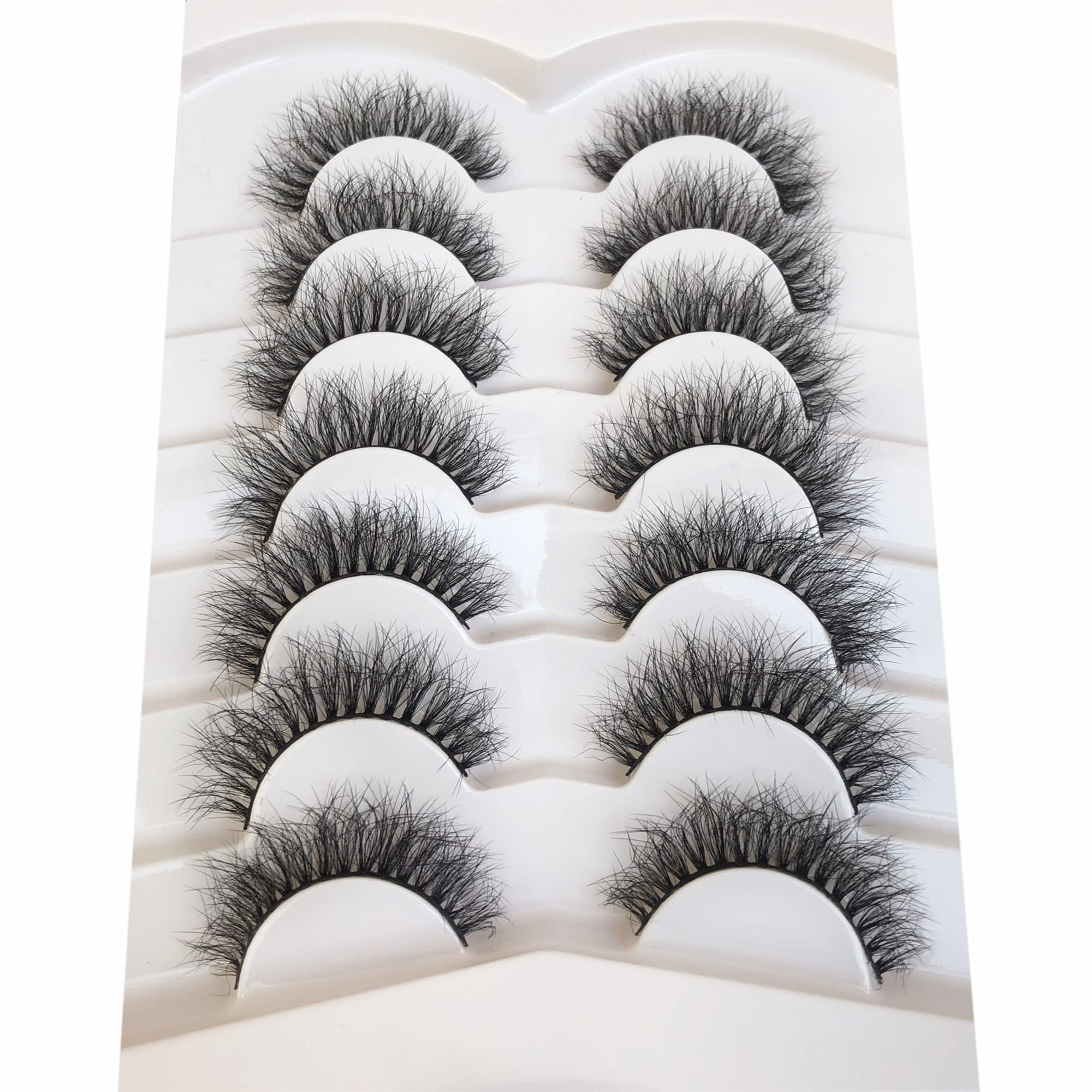 Pooplunch wispy volume lash adds subtle fullness to eyes.