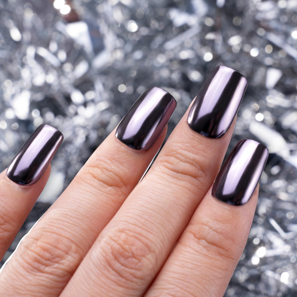 Pretty Diva chrome powder jar with dual-ended applicators supports precise control.