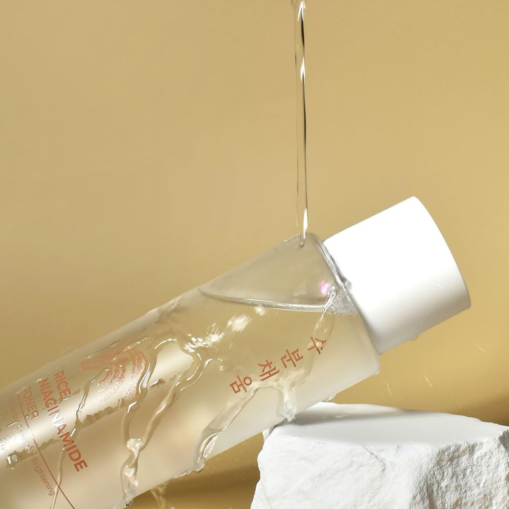 Texture mate et hydratante du tonique PRETTYSKIN sur peau propre.