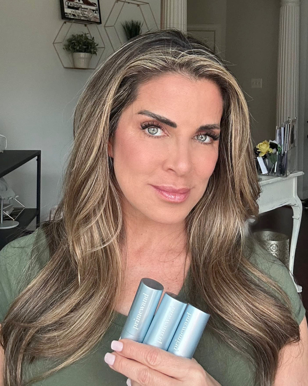 Prime Prometics PrimeWand Nourish packaging highlighting unscented formula.