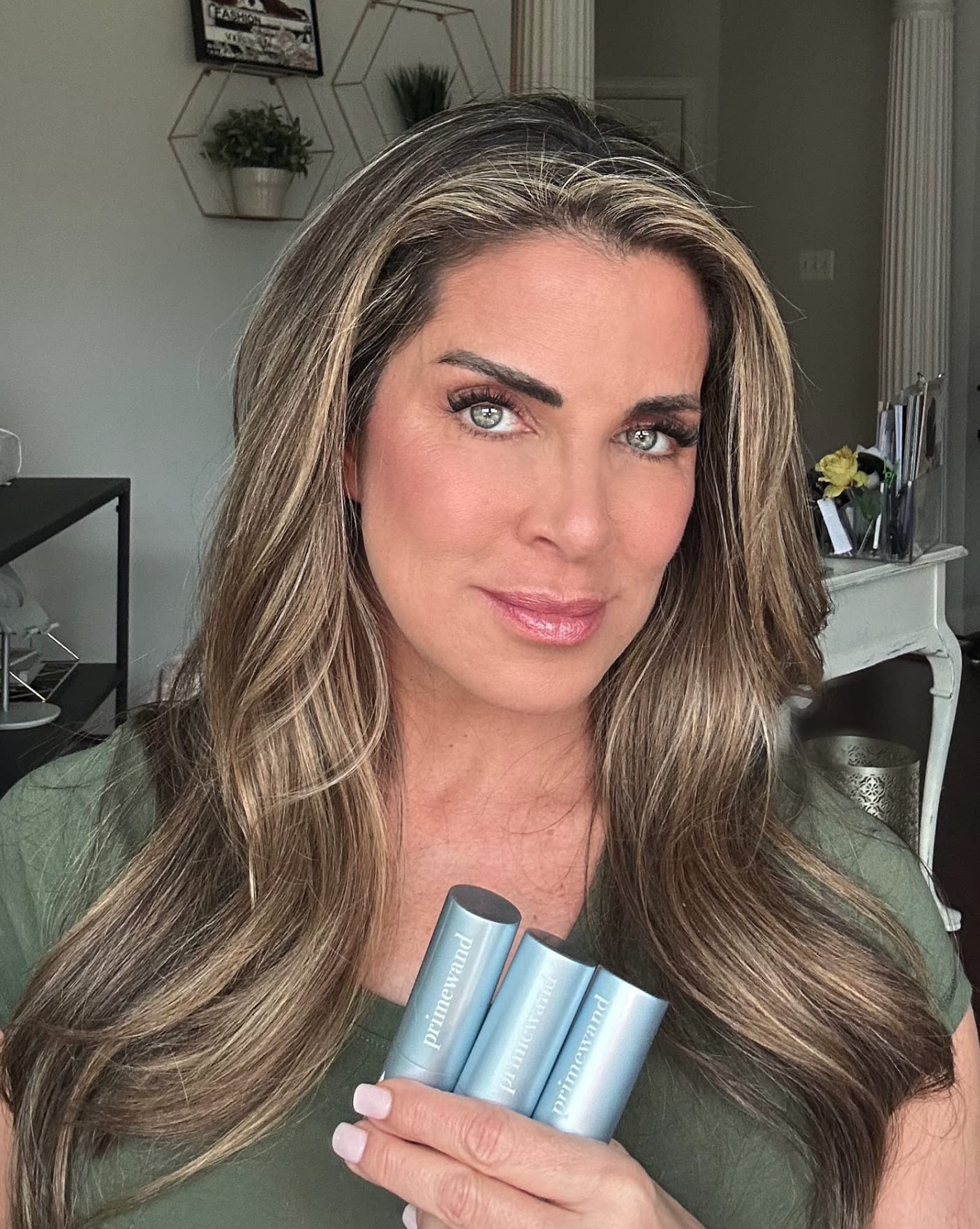 Mature skin look with PrimeWand Pigment natural finish