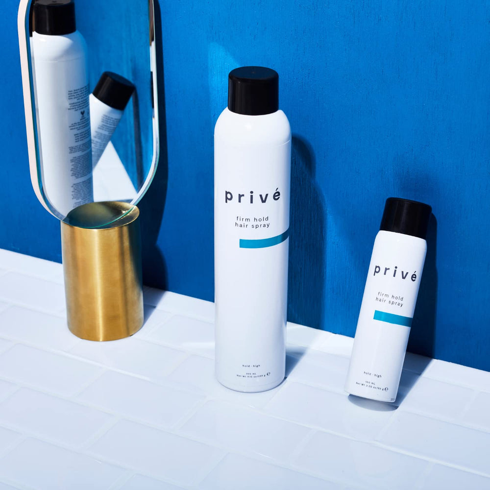 Privé anti-humidity hairspray in action protects against frizz