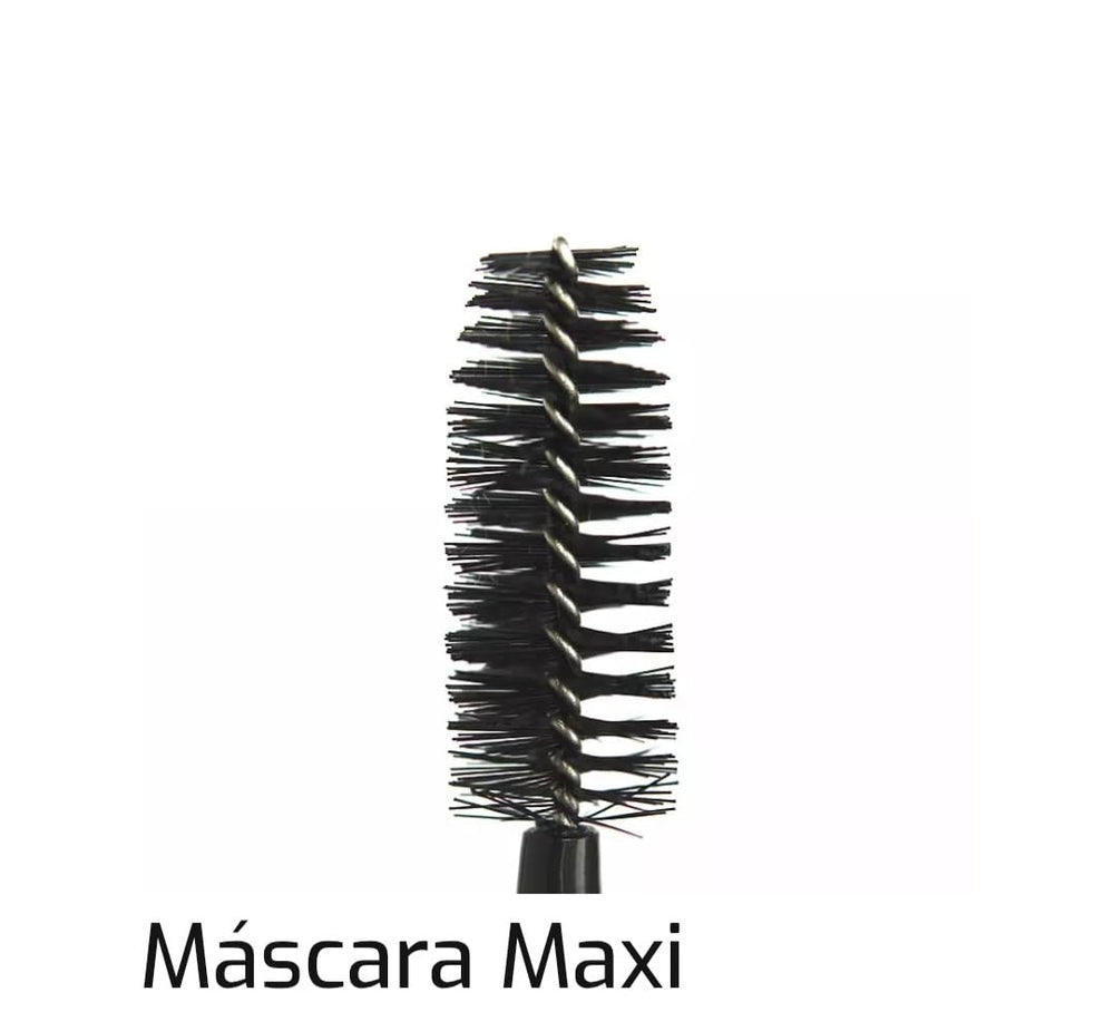 Prosa 4 IN 1 Maxi-Volume Mascara brush applying smooth lift and separation.