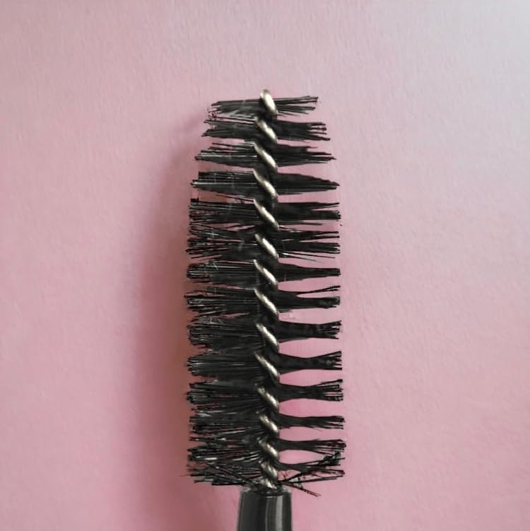 Prosa silicone brush close-up highlights precise separation and smooth application