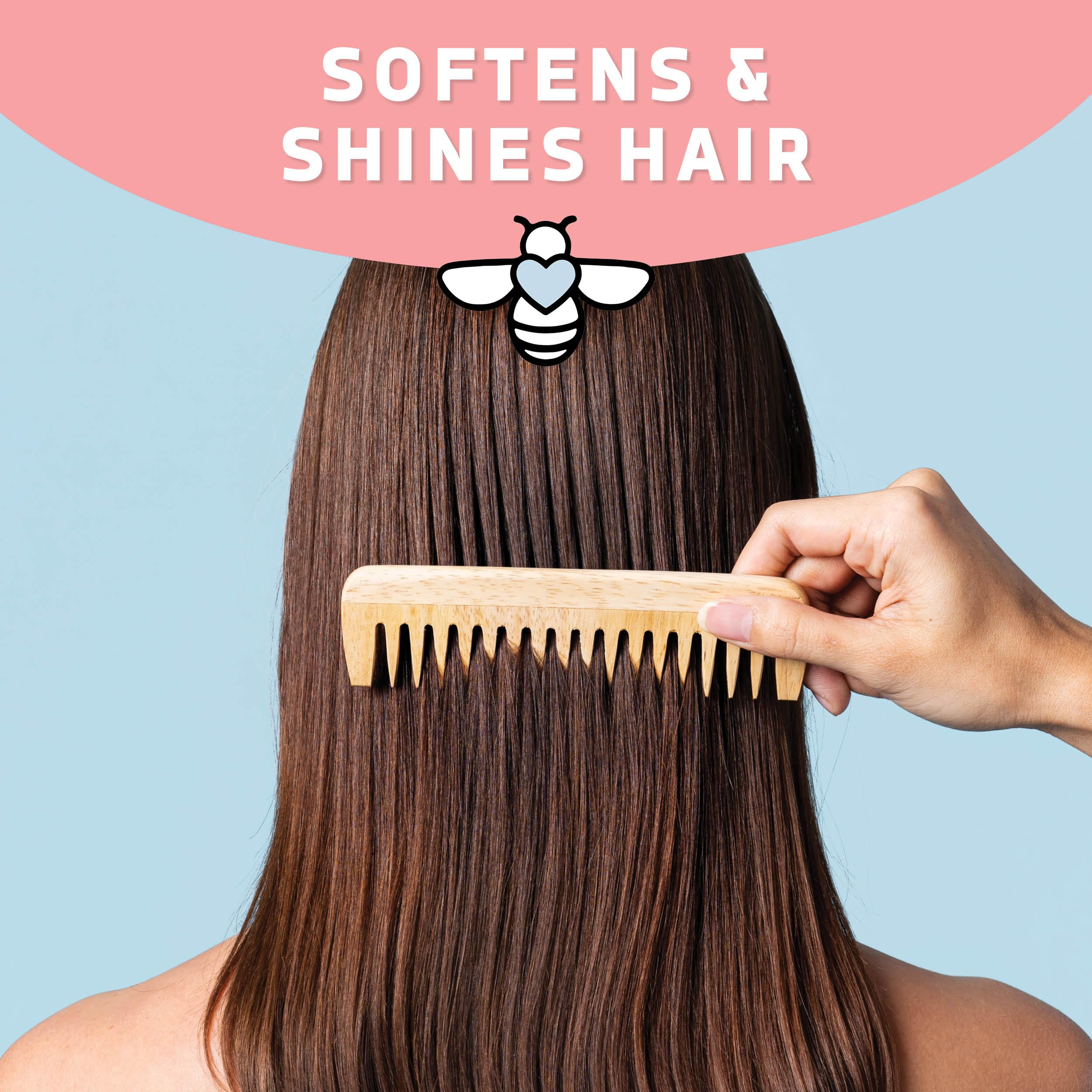 PSORIASIS HONEY Renewing Shampoo applying to scalp for soothing care.