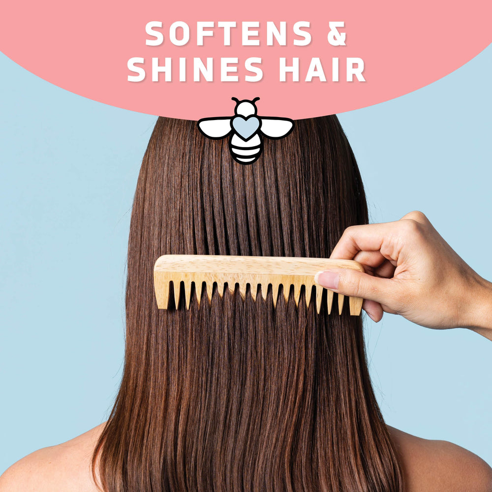 PSORIASIS HONEY Renewing Shampoo applying to scalp for soothing care.