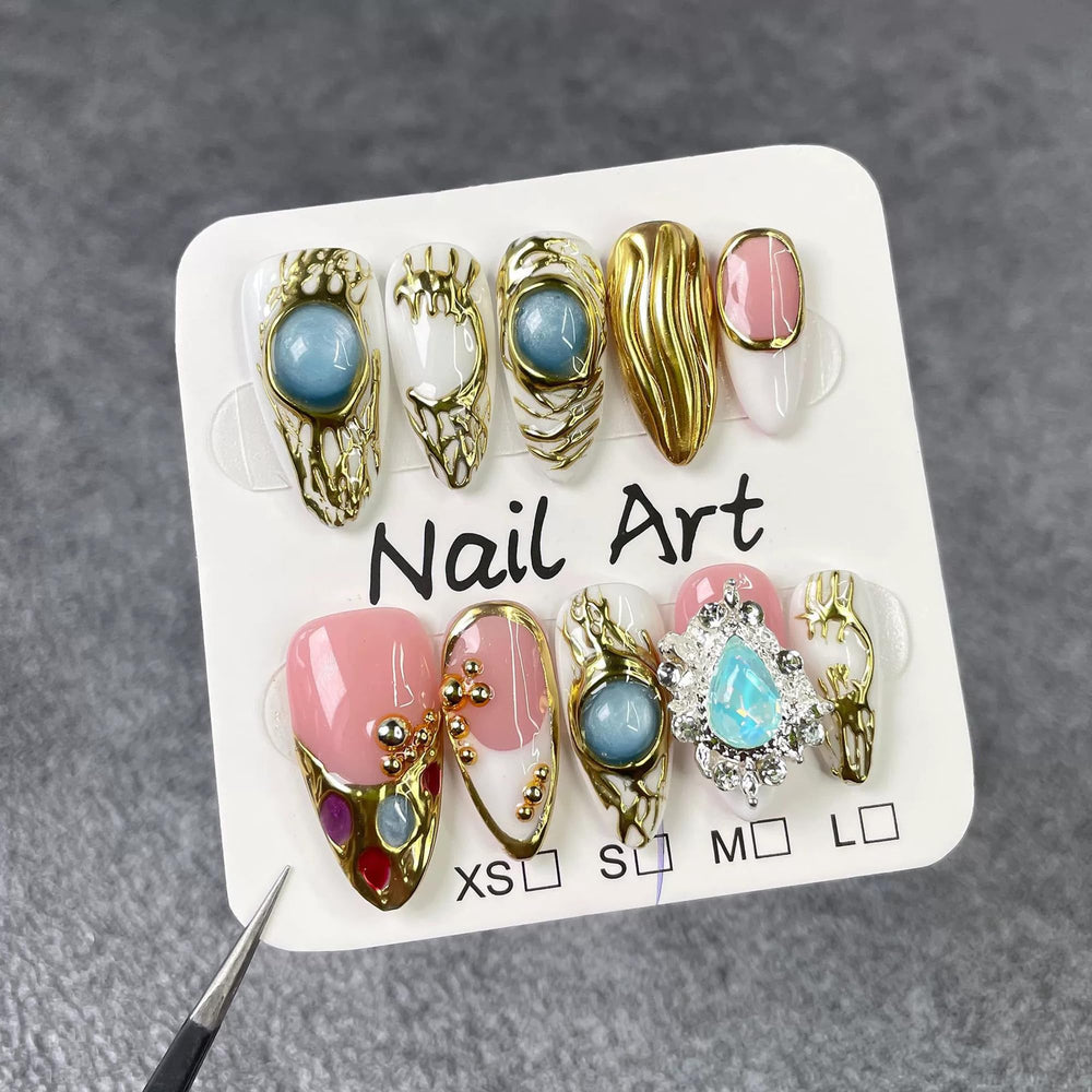 Qicaijia short nails with gold embossing and 3D swirl details for glamour accents