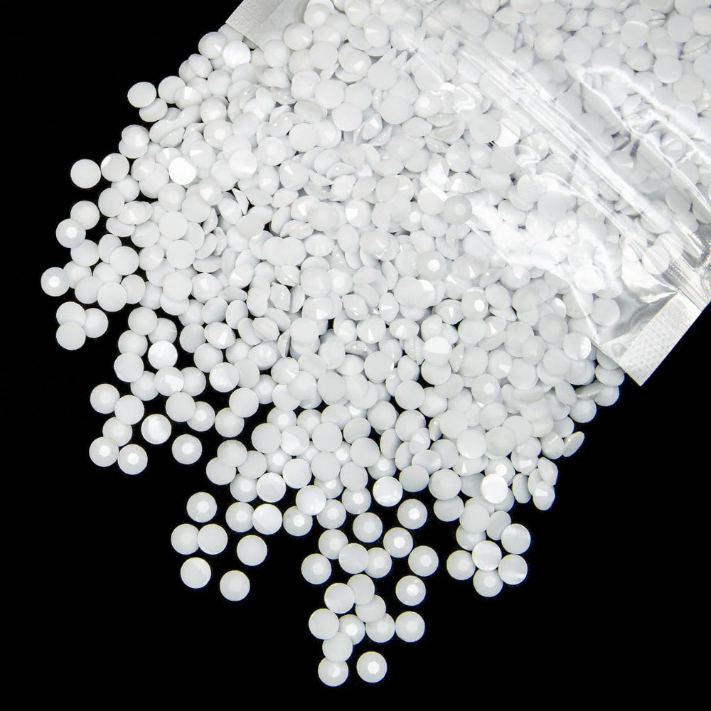 Qiipii 3000-pack 4mm white resin rhinestones for bulk crafting and nails.