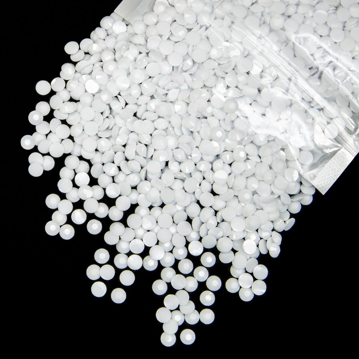 Qiipii 3000-pack 4mm white resin rhinestones for bulk crafting and nails.