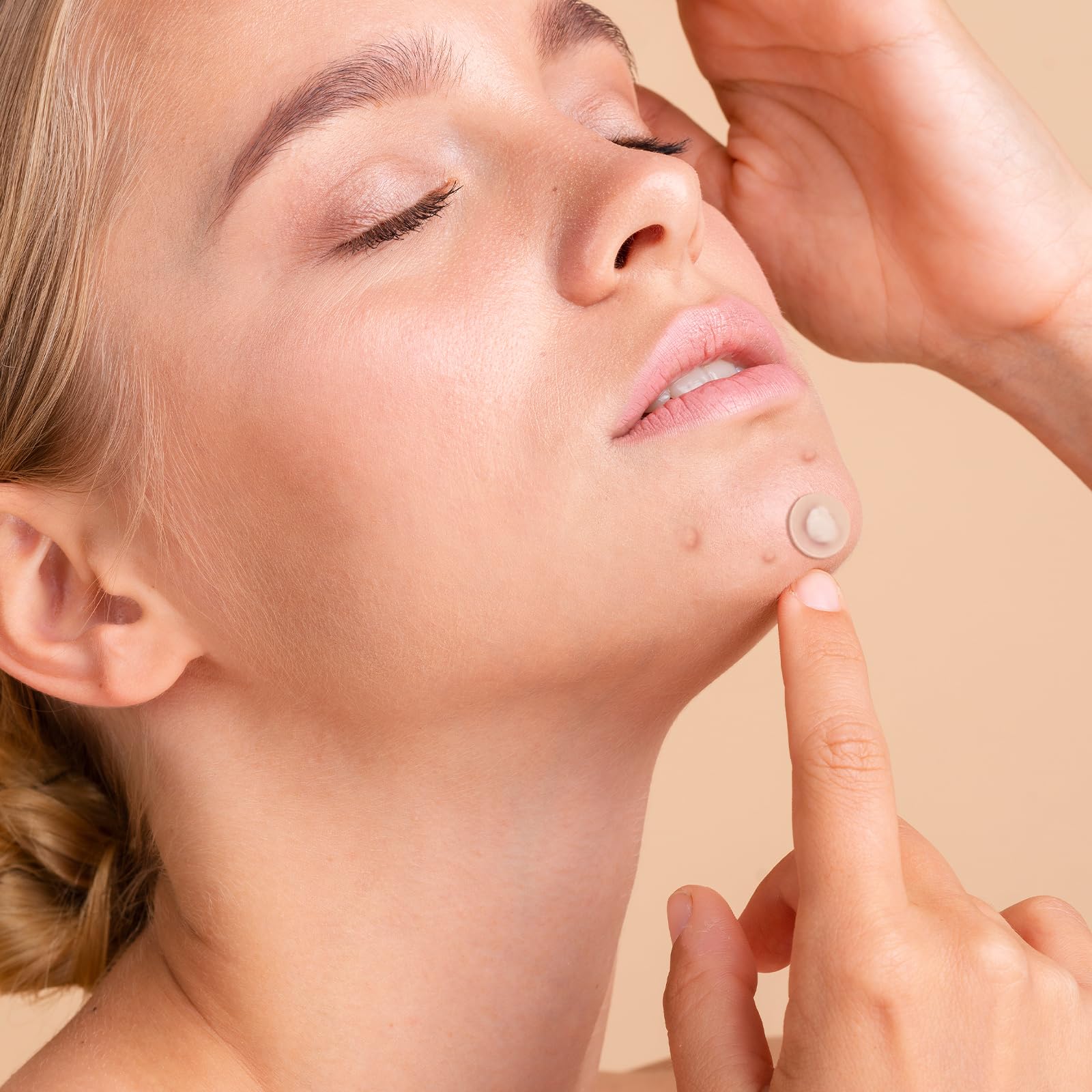 Qmakup day and night patches set for versatile acne care.