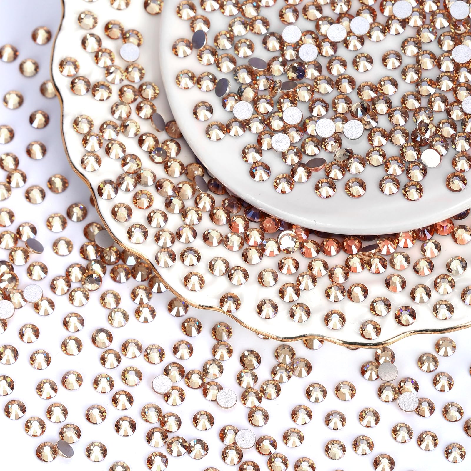 QPRETTY DU rhinestones show diamond-like sparkle for nail art.
