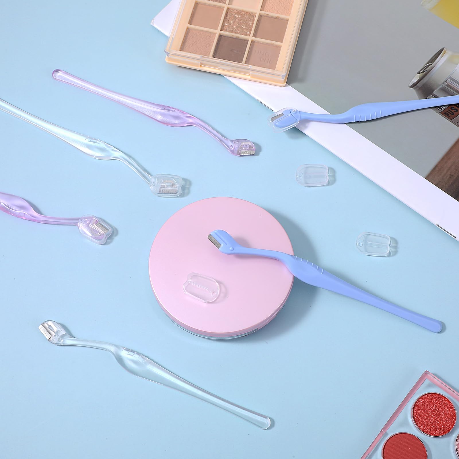 Quilax clear mini eyebrow razor with protective cover ensures safe trimming.
