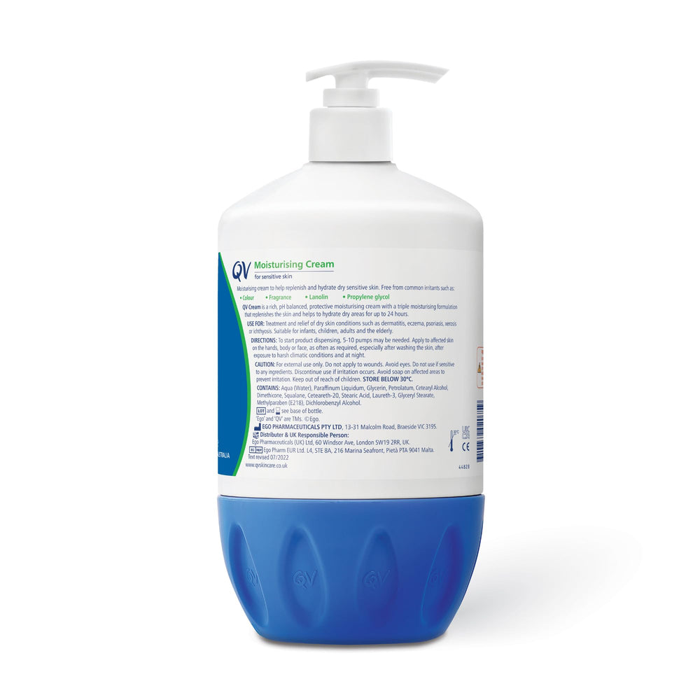 Application après douche avec QV Crème pour une peau hydratée