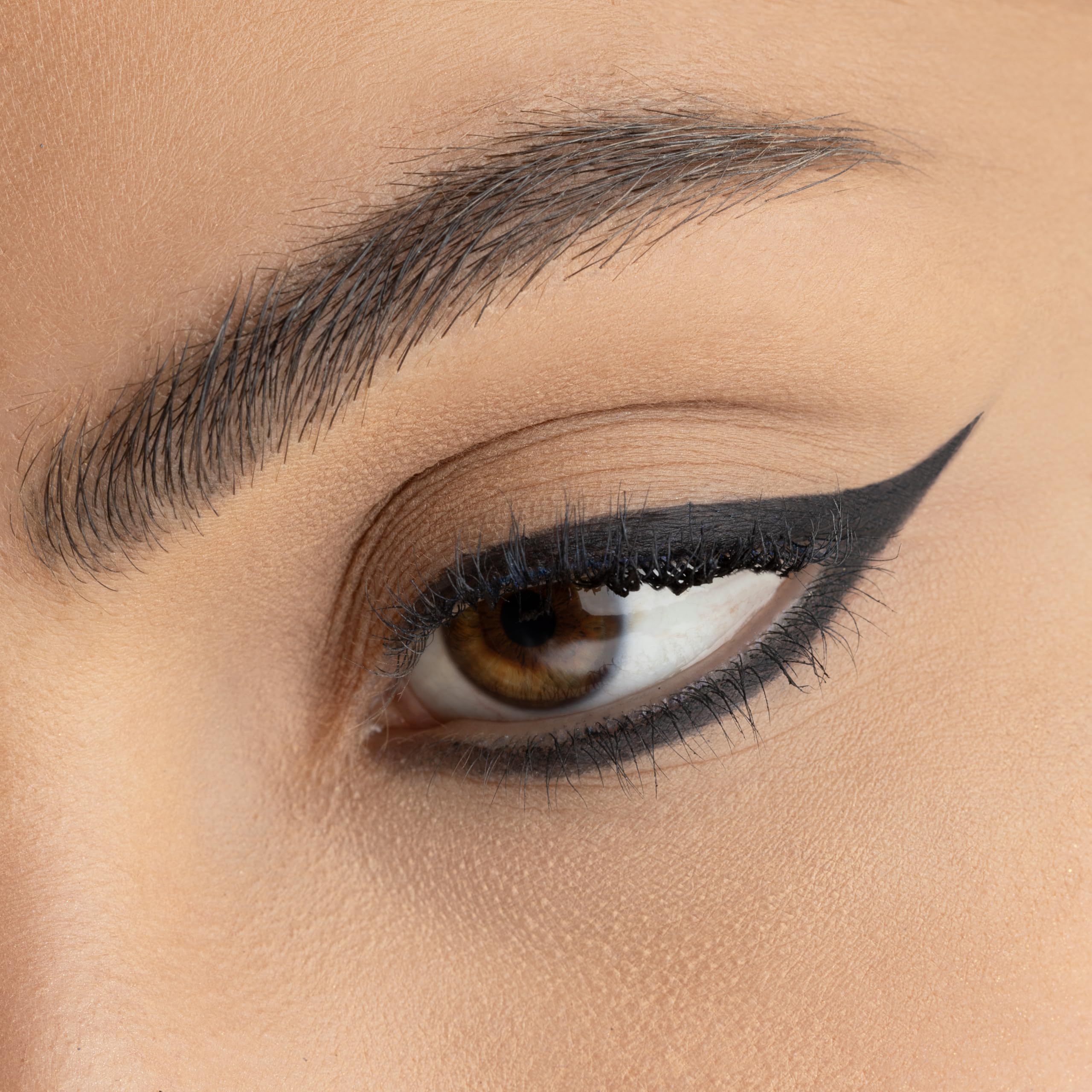 Radiant Pro Smudger Tool close-up for easy blending and smoky eye effects.