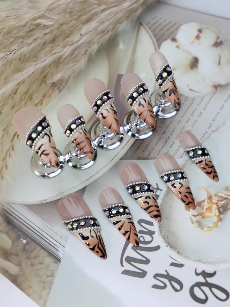 Rdntbeu medium stiletto glue-on nails with rhinestones for evenings