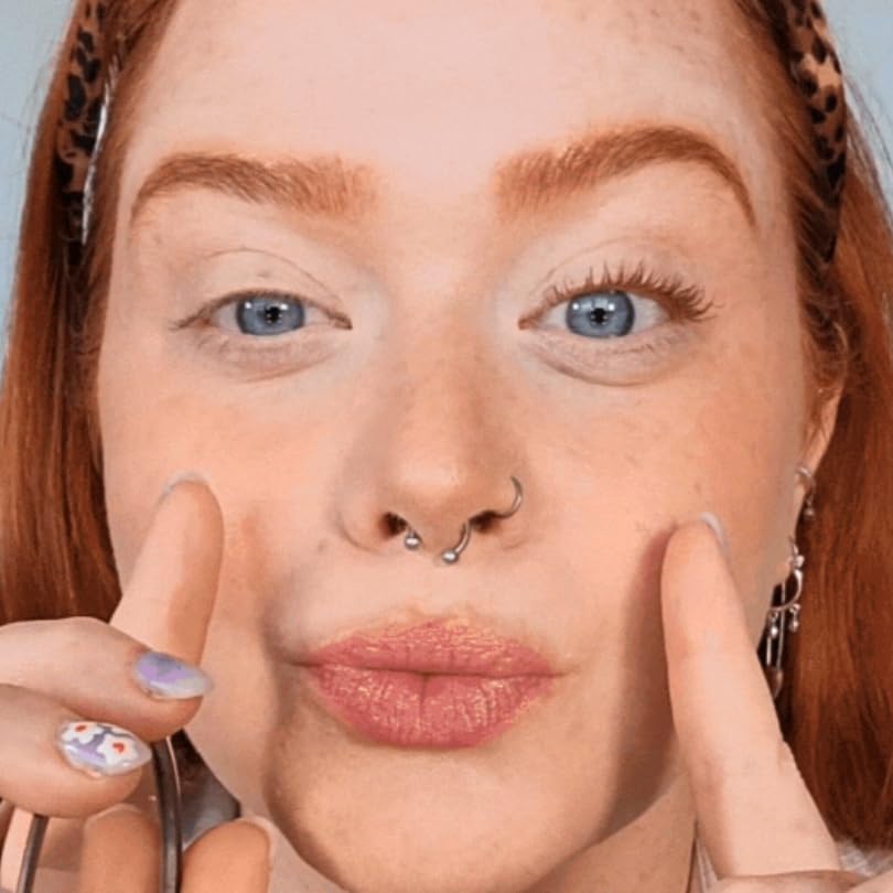 Redhead Revolution Gingerlash waterproof formula provides smudge resistance for all-day wear.