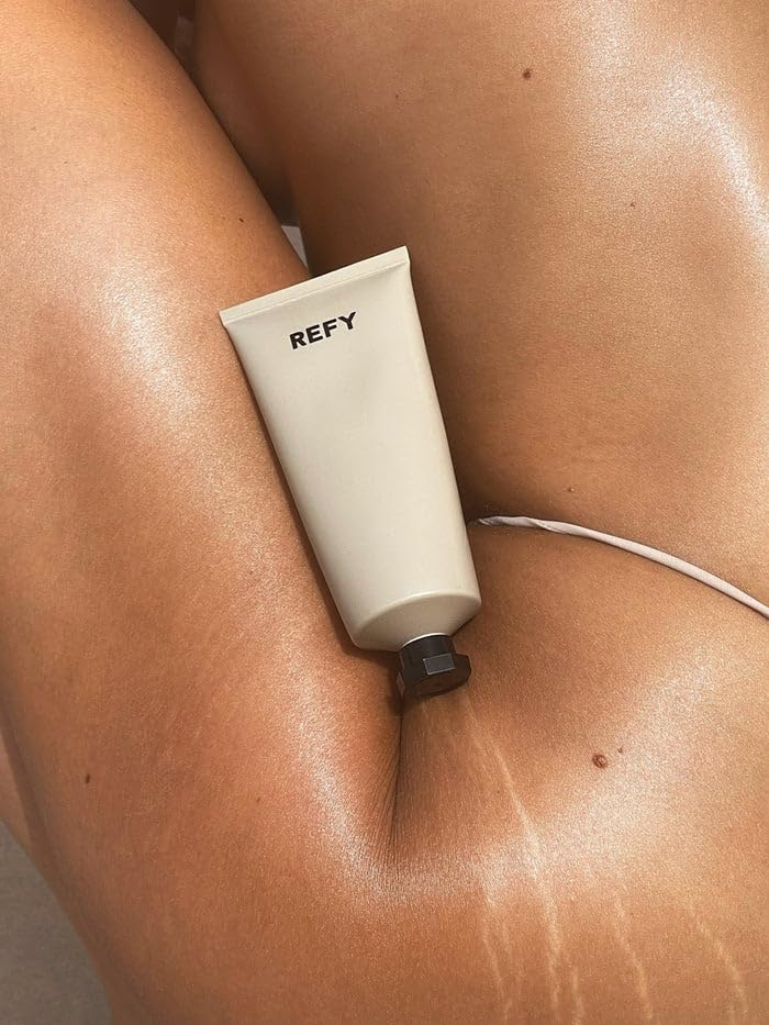 REFY Body Glow Highlighting Serum applied to the skin for luminous glow.