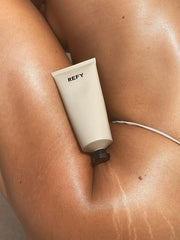REFY Body Glow Highlighting Serum applied to the skin for luminous glow.