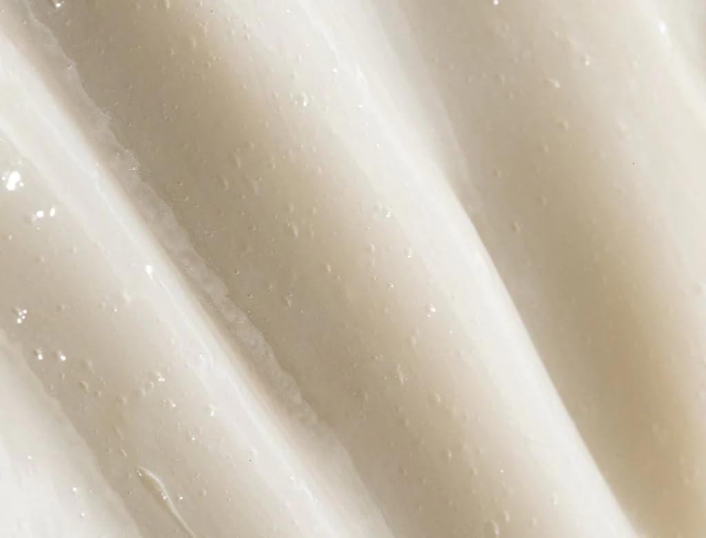 REVERIE Natural Milk anti-frizz leave-in pump demonstrates easy application.
