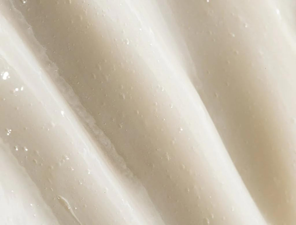 REVERIE Natural Milk anti-frizz leave-in pump demonstrates easy application.