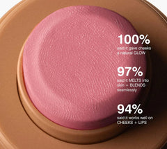 Rhode Pocket Blush Piggy sur les lèvres pour un fini frais et coordonné.