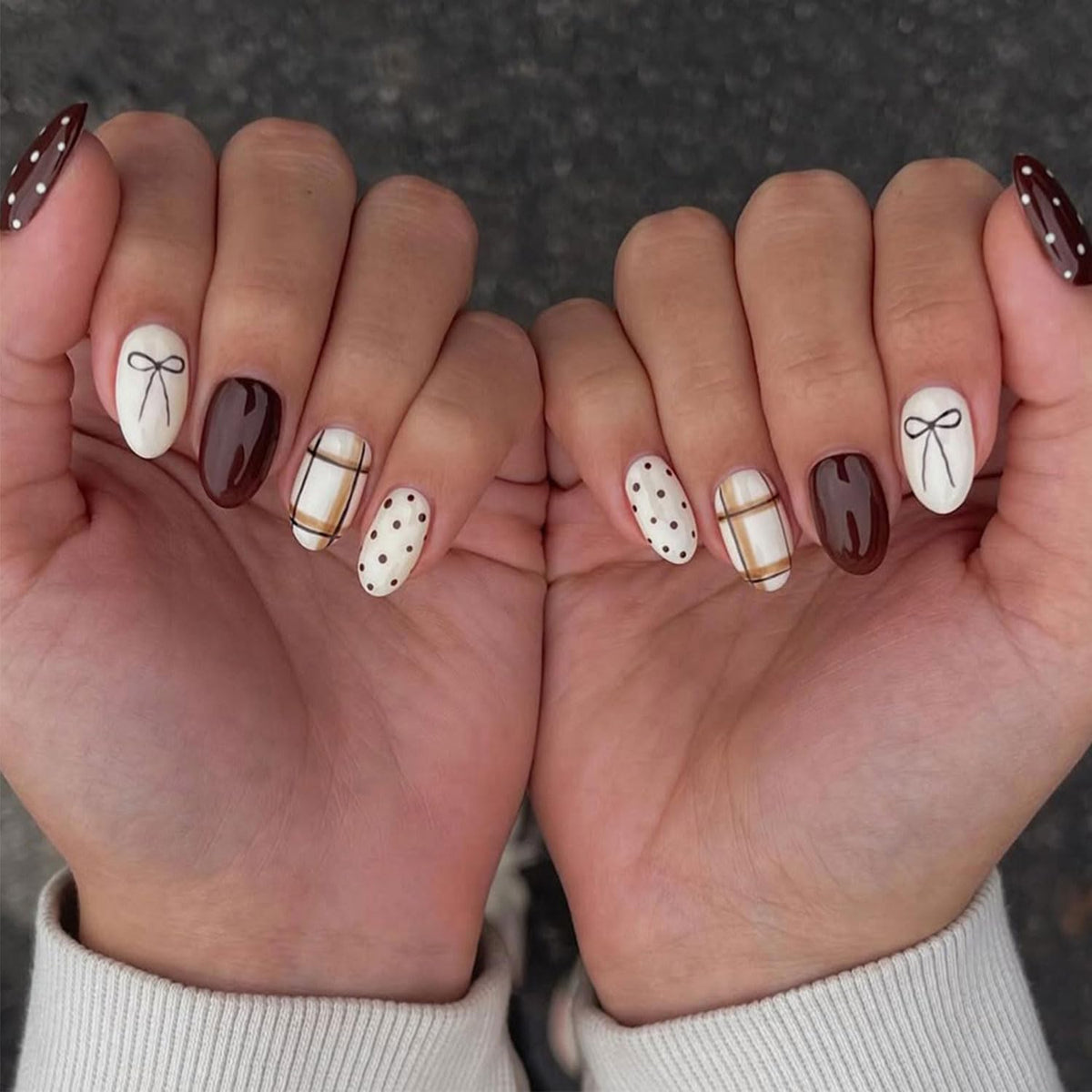 RIICFDD winter nails with dots and bows offer quick festive style at home.