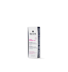 Rilastil Aqua Intense 72H gel-cream applying on skin demonstrates smooth absorption.