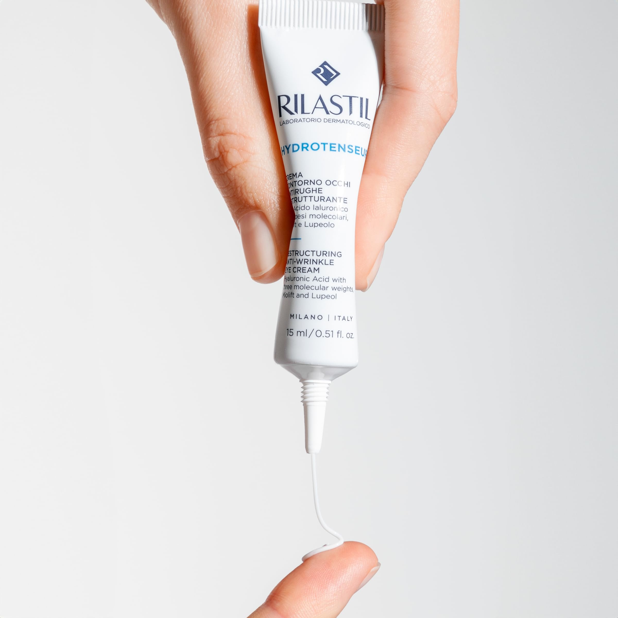 Rilastil Hydrotenseur eye contour cream texture swatch reveals creamy, fast-absorbing finish