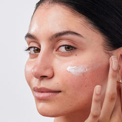 Evening application on clean skin for overnight moisture support.