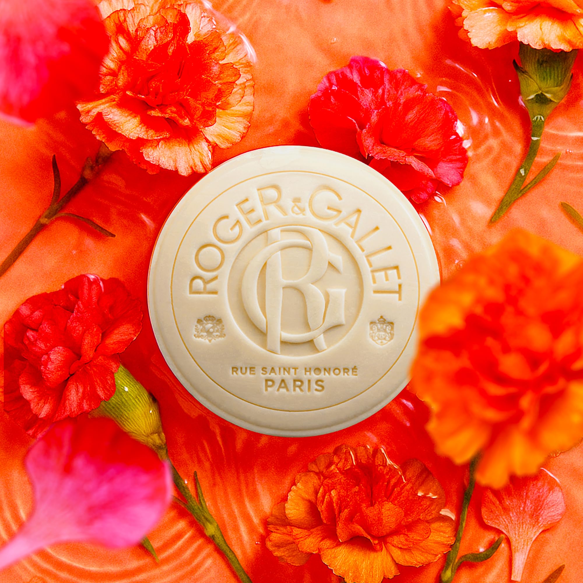 Roger & Gallet Œillet Mignardise foam closeup shows silky lather.