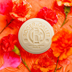 Roger & Gallet Œillet Mignardise foam closeup shows silky lather.