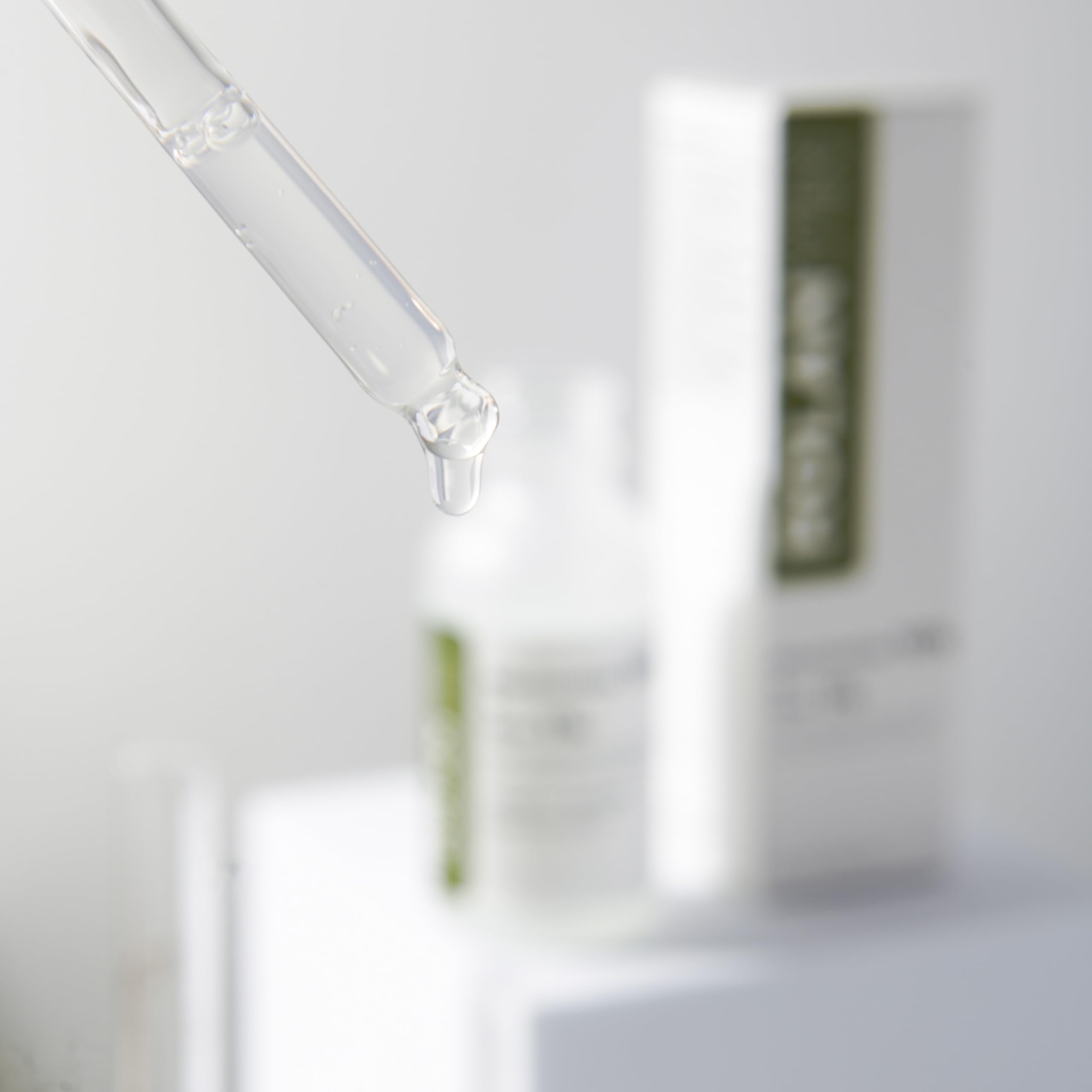 ROLANYIN serum texture closeup reveals lightweight finish for layering