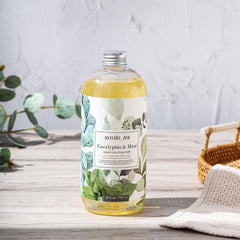 ROMIIE ZOI hands washed with rich foaming action for clean hands