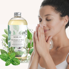 ROMIIE ZOI jojoba oil and Vitamin B5 nourish hands during use