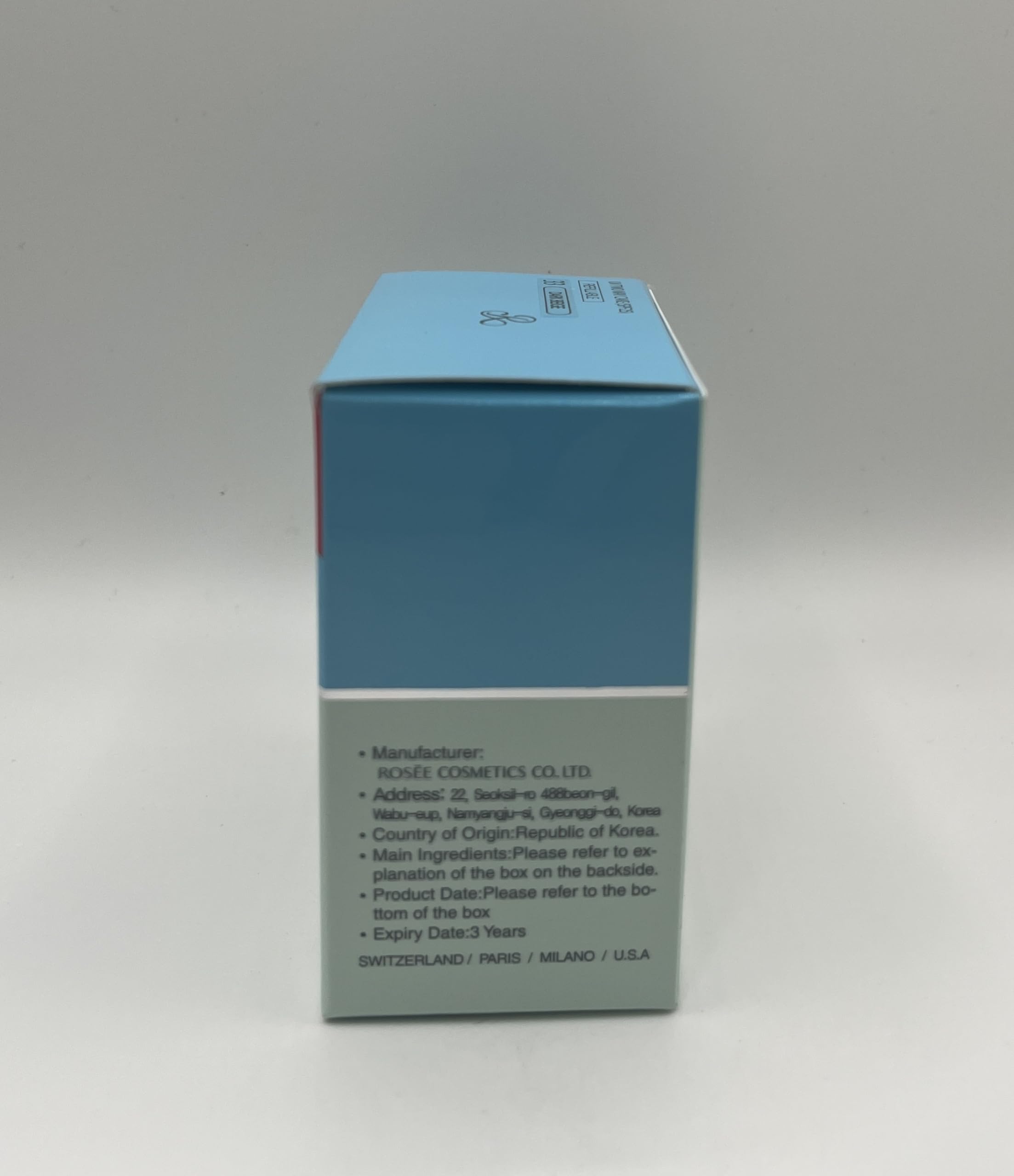 Rosee sebum control powder keeps makeup fresh throughout the day.