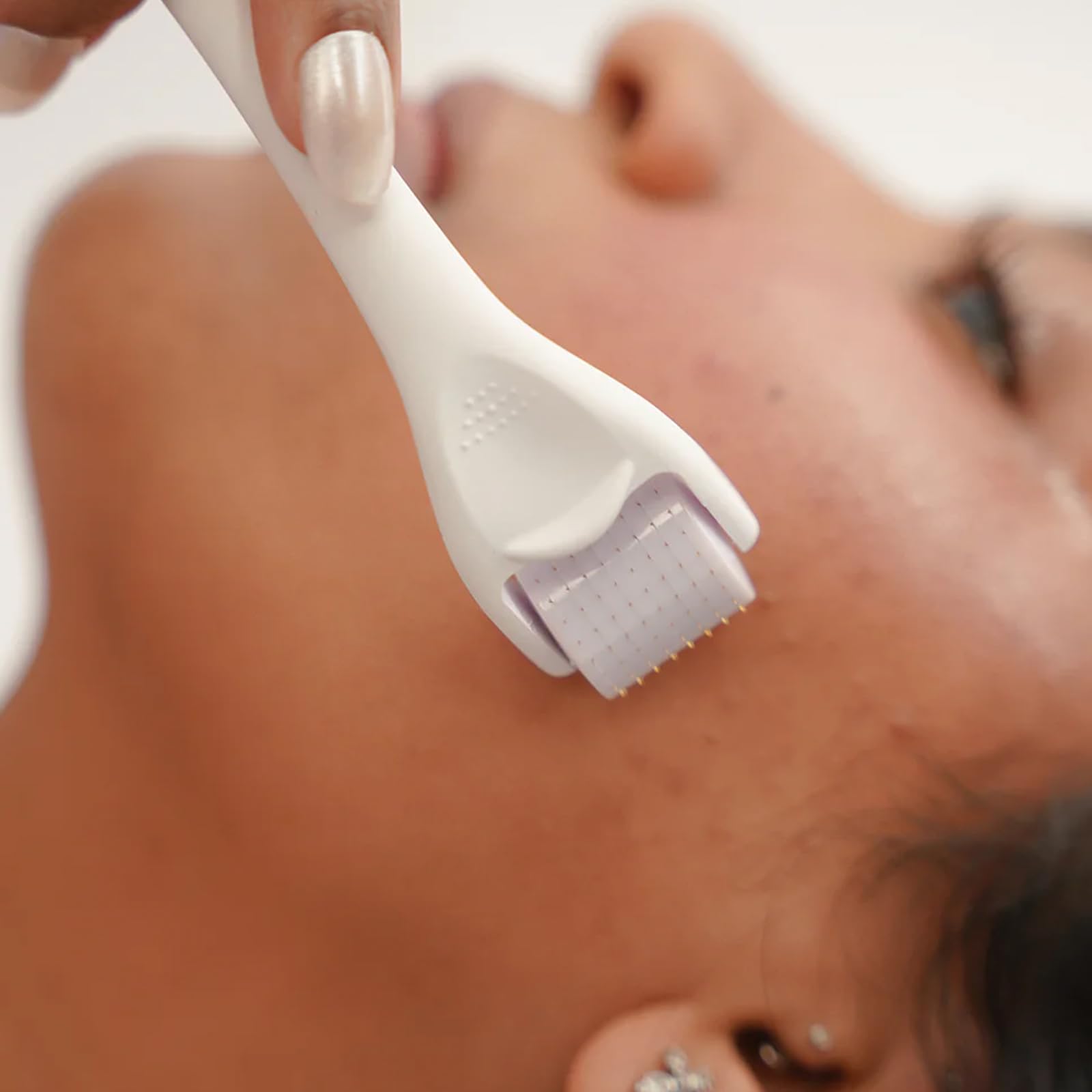 ROSELYNBOUTIQUE Derma Roller white packaging highlighting gift-ready design