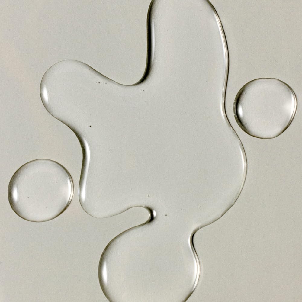 Close-up of RŌZ Santa Lucia oil drop showing lightweight, non-greasy finish.