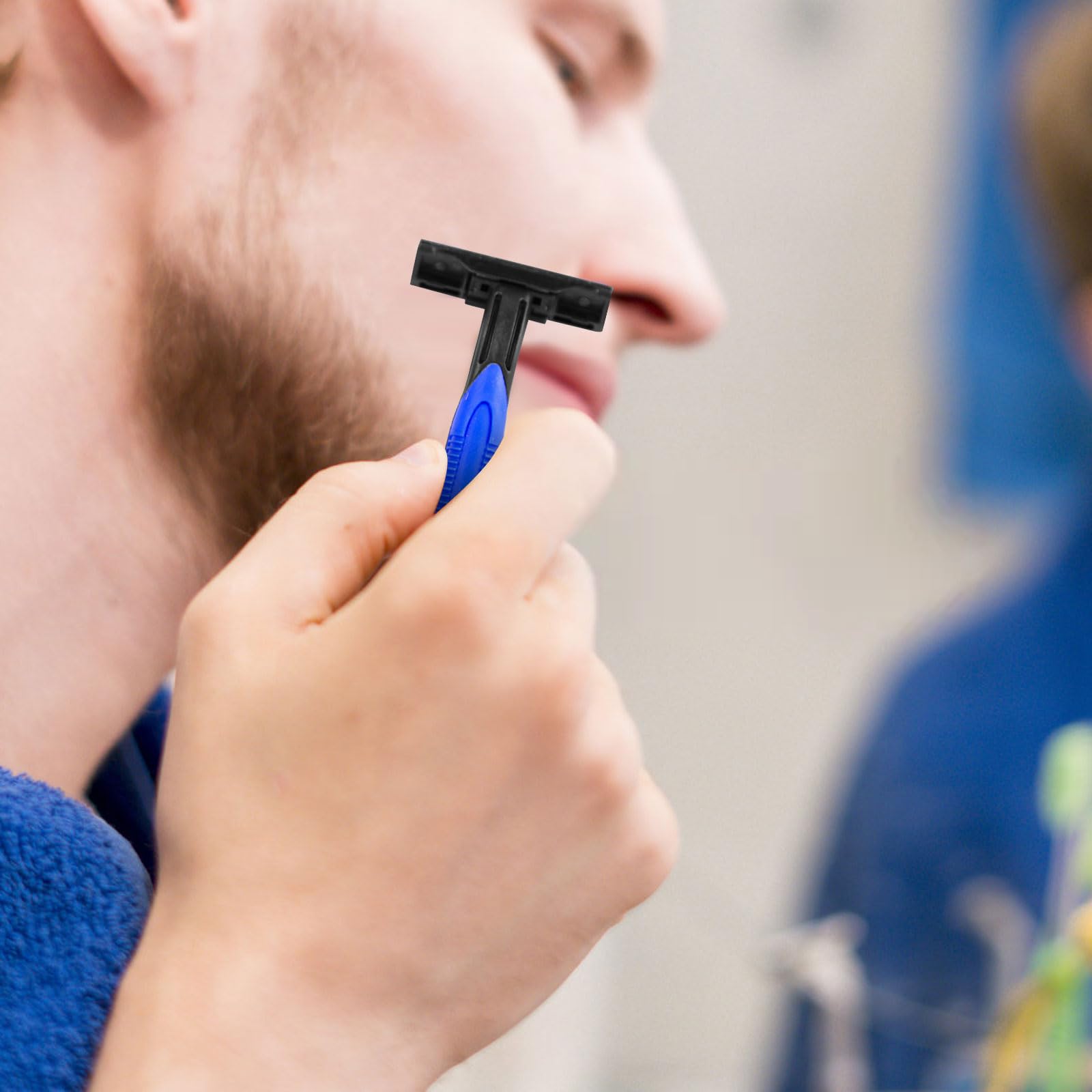 RSQAZQ razor blade built from durable plastic and stainless steel.