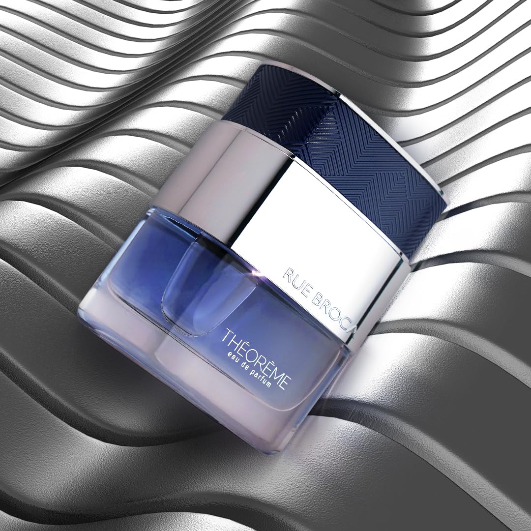 Rue Broca Theoreme spray mist demonstrates long-lasting projection in daily use.