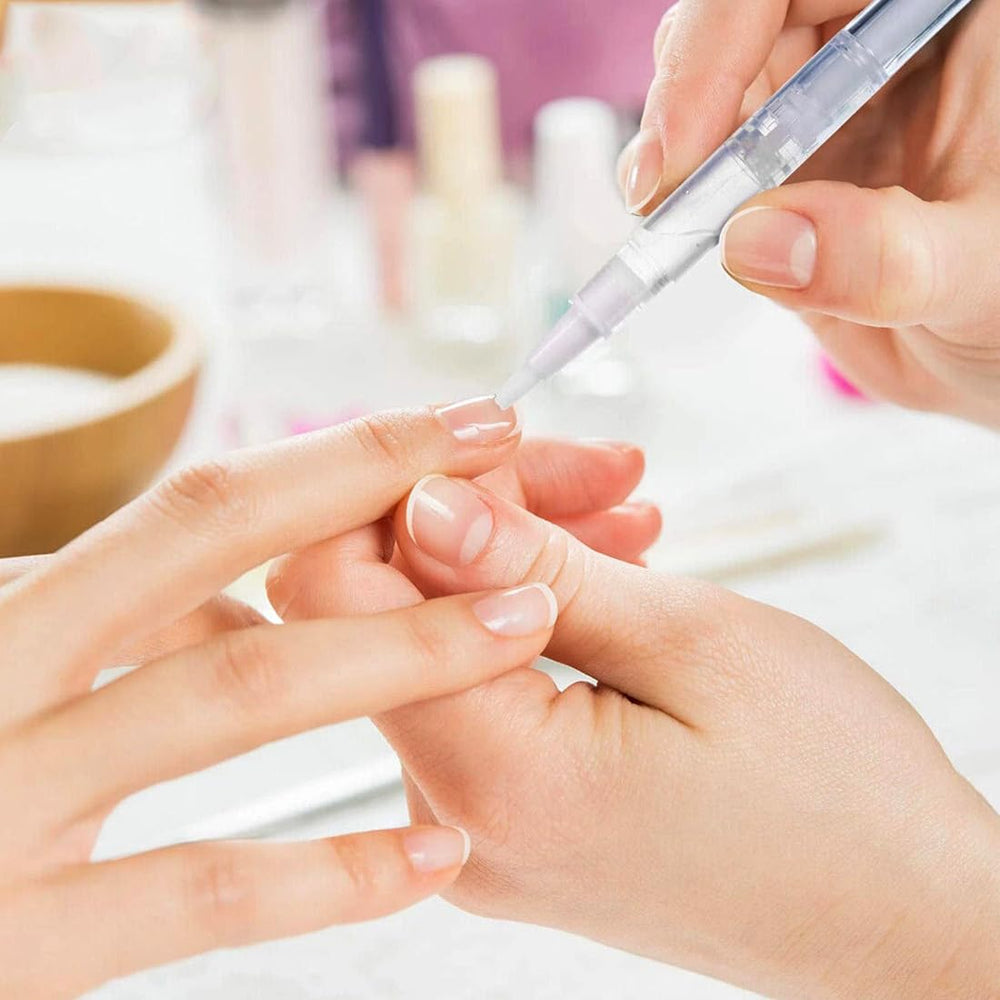 Rvetol eyelash growth pen container for convenient on-the-go treatment.