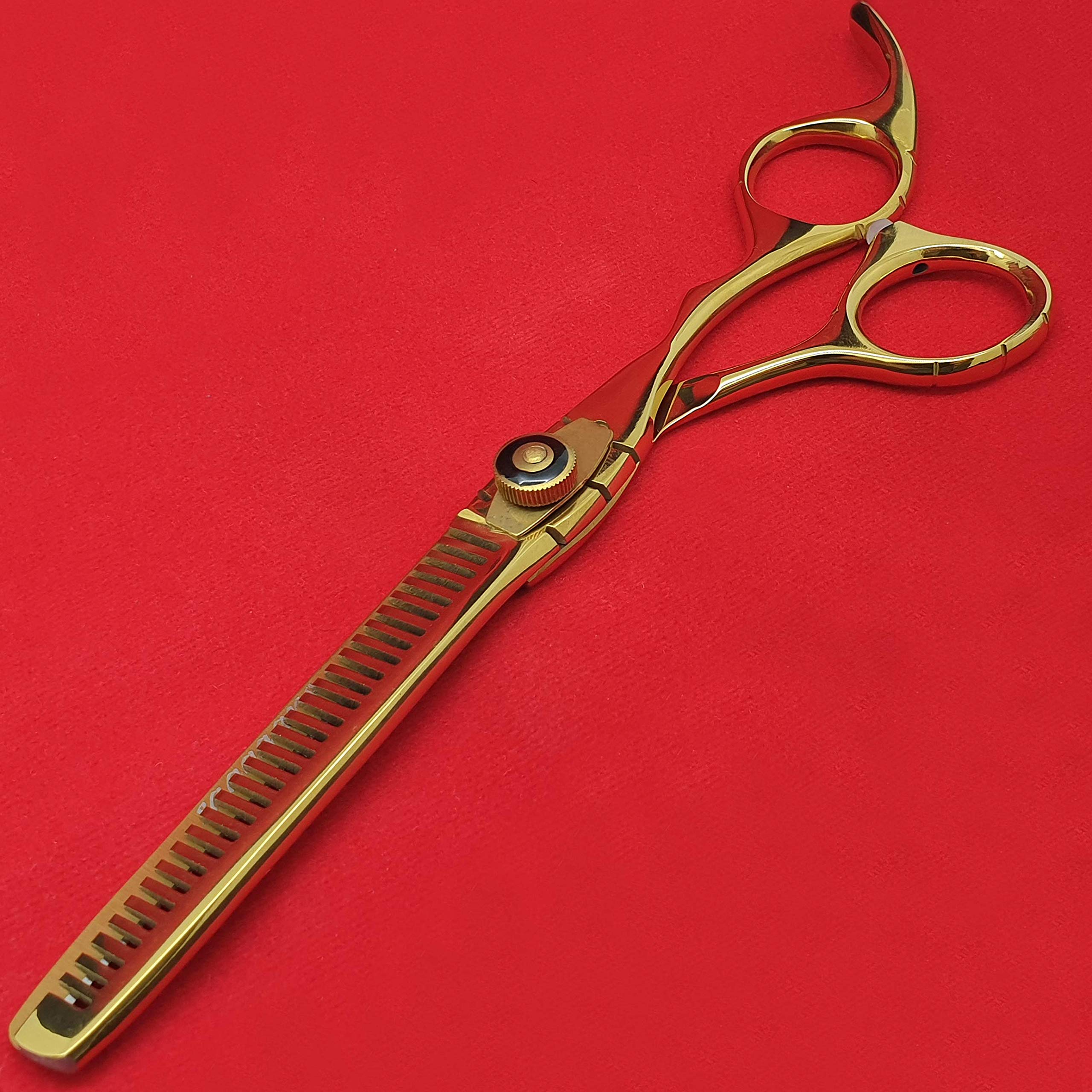 Saaqaans MSS-03 thinning shear in action for textured, natural-looking layers.