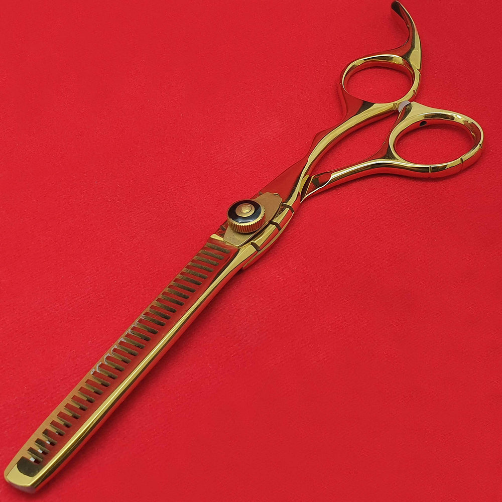 Saaqaans MSS-03 thinning shear in action for textured, natural-looking layers.