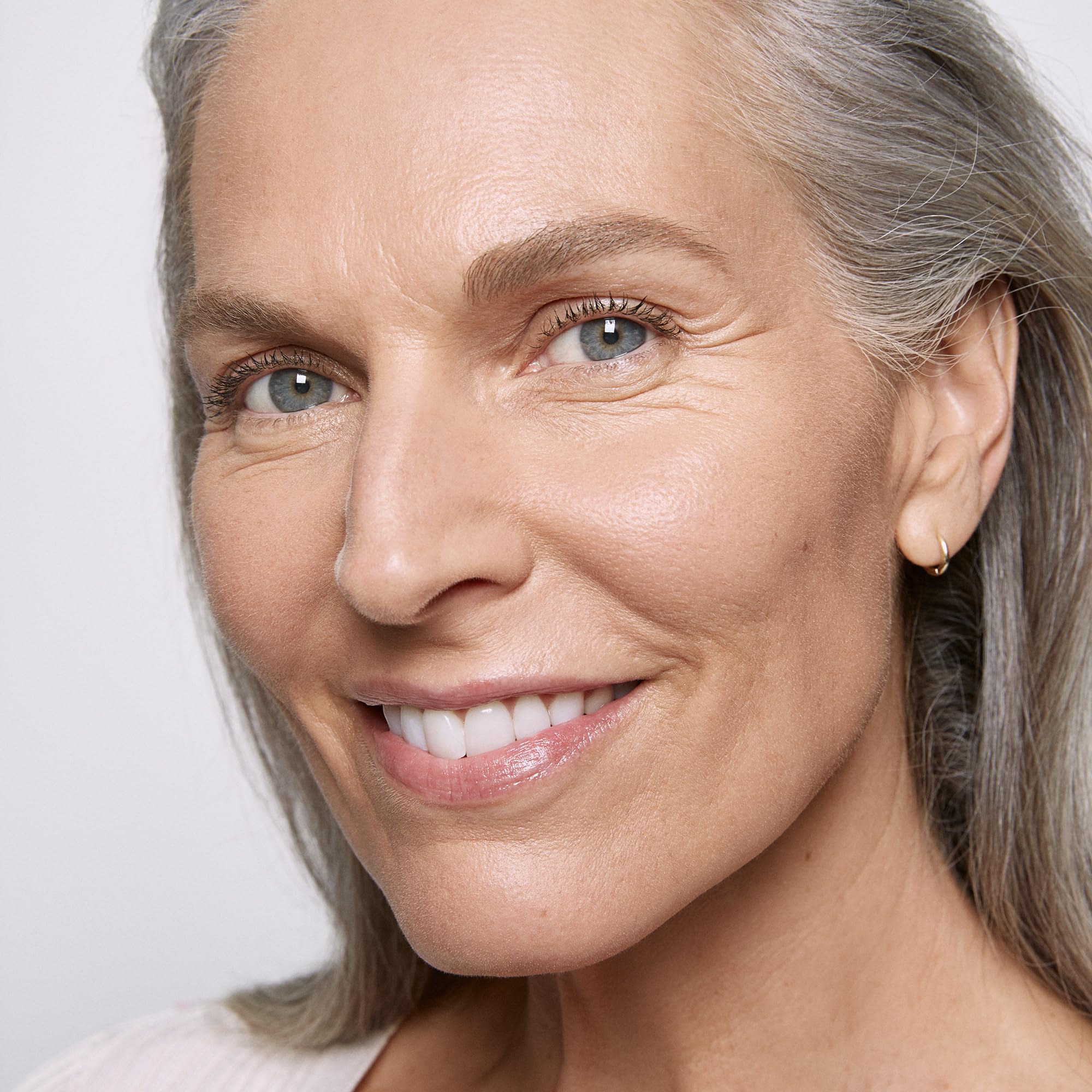 Saie Airset skin-smooth finish on camera-ready skin with subtle moisture balance.