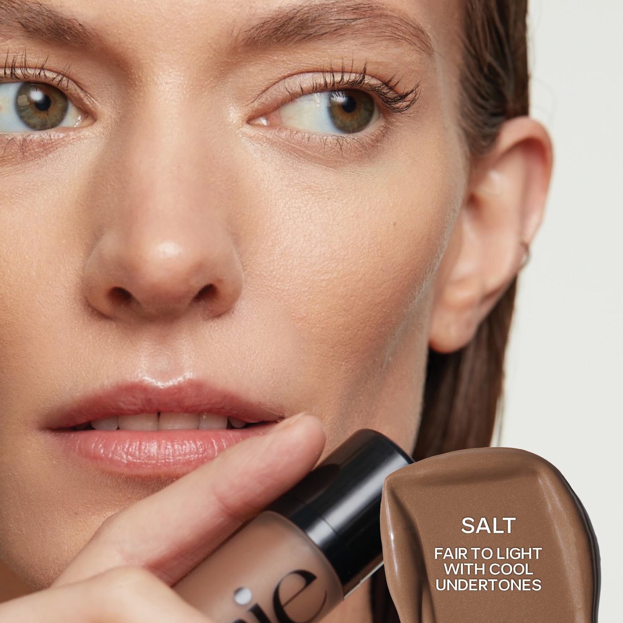Saie Dew Bronze applicator dots demonstrate precise, targeted definition.