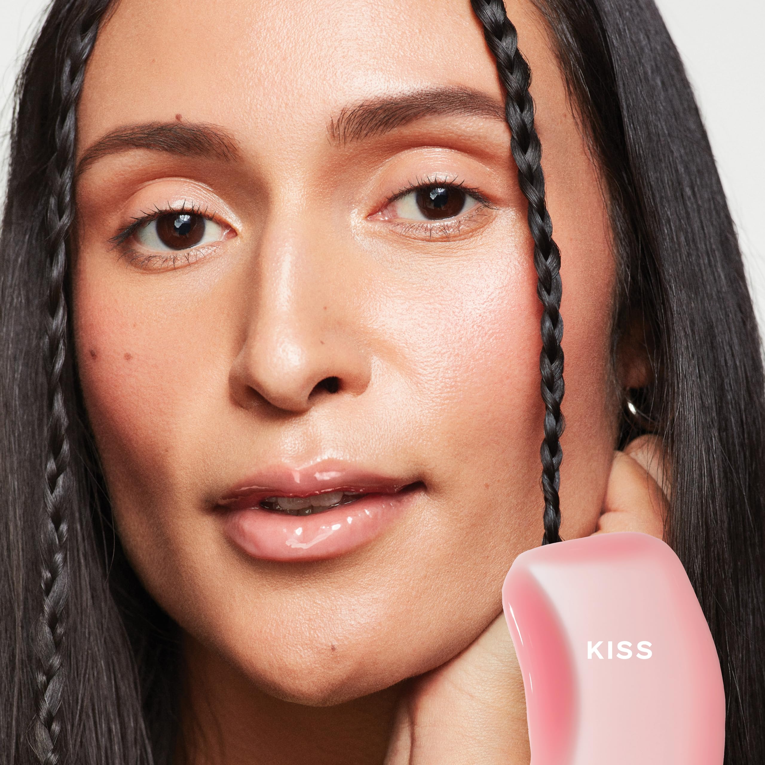 Saie Glossybounce doe-foot applicator delivering smooth lip coverage.